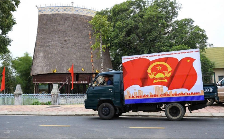 Đoàn xã Kon Braih ra quân thực hiện mô hình "Tiếng loa Thanh niên". Ảnh: Báo Quảng Ngãi