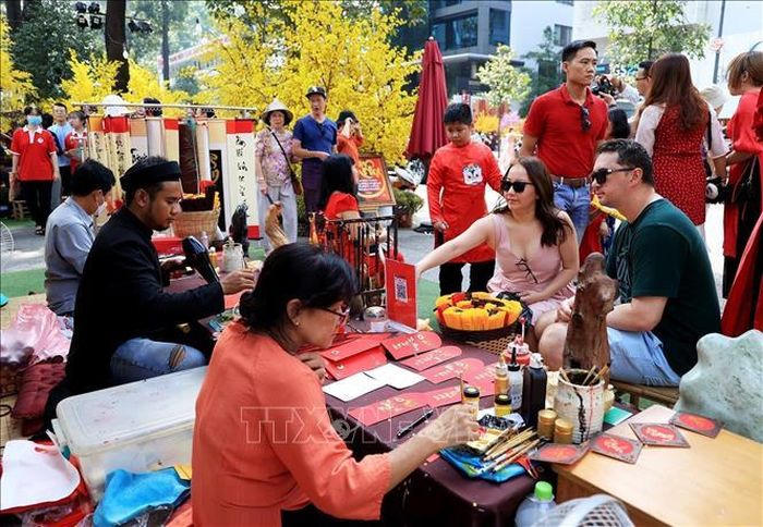 Khách quốc tế xin chữ trên Phố Ông đồ.