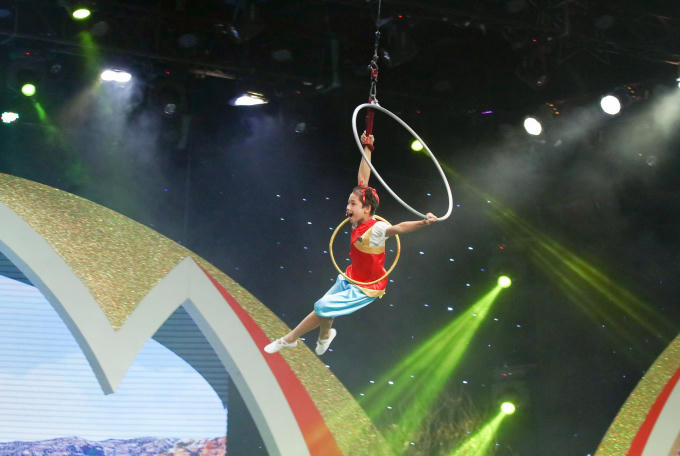 Cậu bé 12 tuổi ngậm dầu phun lửa, đu dây bay trên không như diễn viên chuyên nghiệp