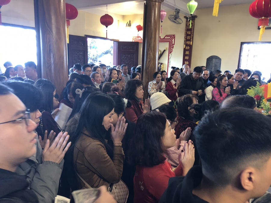 Dòng người chen lấn vào phủ Tây Hồ vào vái lễ đầu năm