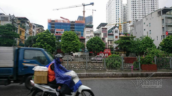 Dày đặc công trình xây dựng ở phố Mạc Thái Tổ (quận Cầu Giấy)