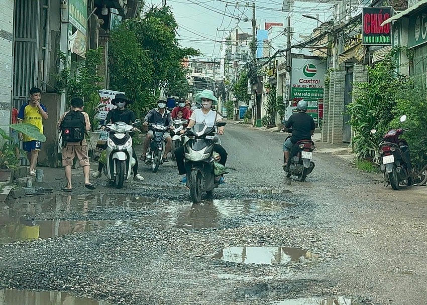 Tuyến đường Lê Ngô Cát xuống cấp, xảy ra nhiều tai nạn.
Tuyến đường Lê Ngô Cát xuống cấp, xảy ra nhiều tai nạn.
