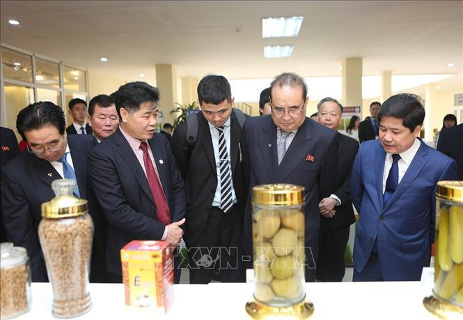 Đồng chí Ri Su Yong quan tâm đến các sản phẩm nông nghiệp của viện. Ảnh: Dương Giang/TTXVN.
