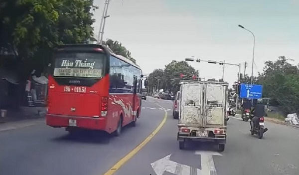 img-bgt-2021-xe-khach-vuot-den-do-tren-ql32-1626009529-width1280height754