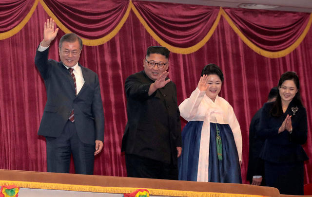 Theo Yonhap, nhà lãnh đạo Kim Jong-un đến nhà hát trước và đợi các vị khách Hàn Quốc tới sau. Hai đệ nhất phu nhân cũng đi cùng hai nhà lãnh đạo tới dự chương trình hòa nhạc.