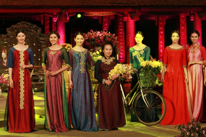 NSƯT Vũ Dậu diện áo dài "Hoa lan" của nhà thiết kế Vũ Việt Hà.