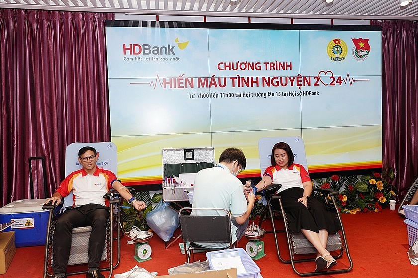 Qua khám sàng lọc có 150 cán bộ nhân viên HDBank đủ điều kiện hiến máu, trong đó có 30 người đã từng tham gia hiến máu nhân đạo trên 10 lần.
					
				
			
			Qua khám sàng lọc có 150 cán bộ nhân viên HDBank đủ điều kiện hiến máu, trong đó có 30 người đã từng tham gia hiến máu nhân đạo trên 10 lần.