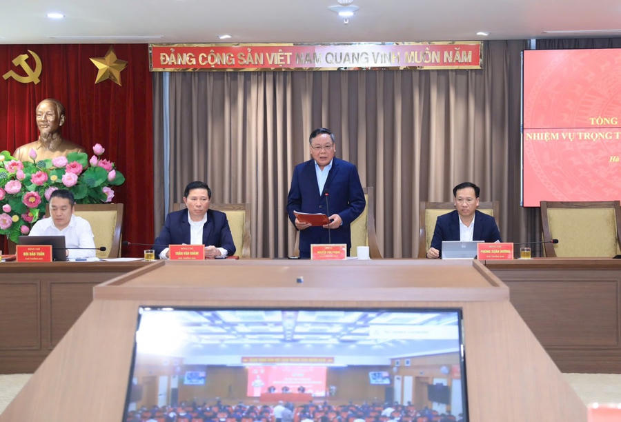 Phó Bí thư Thường trực Thành ủy Hà Nội Nguyễn Văn Phong phát biểu tham luận.