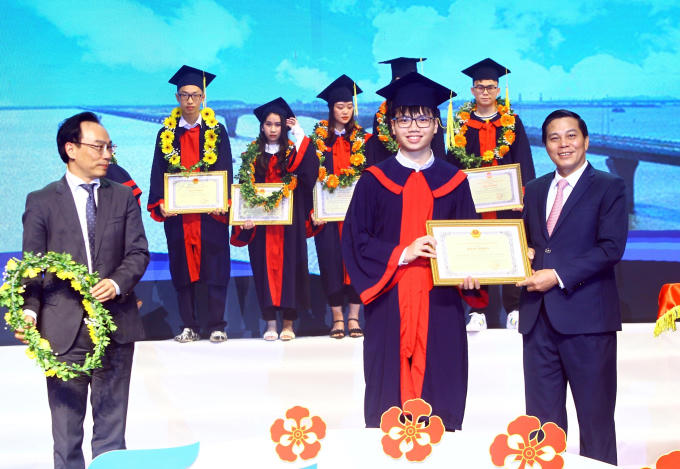 Lãnh đạo Bộ Giáo dục và Đào tạo và lãnh đạo TP tặng Bằng khen cho các em HSSV xuất sắc, tiêu biểu. (Ảnh CTTĐT)