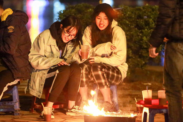 Người d&acirc;n đốt lửa sưởi ấm đ&ecirc;m đ&ocirc;ng H&agrave; Nội