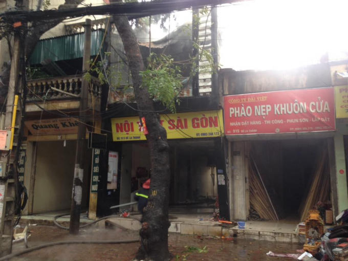 Đám cháy đã gây hư hỏng nhiều đồ nội thất và tài sản khác của cửa hàng.