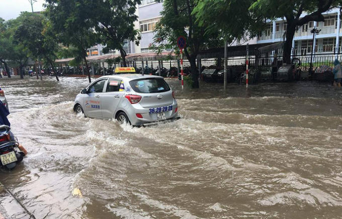 H&agrave; Nội: Mưa lớn nhiều tuyến phố ch&igrave;m trong biển nước