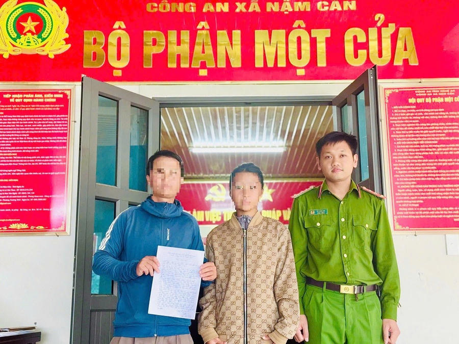 Công an xã Nậm Cắn bàn giao cháu H. về với gia đình - Ảnh Công an Nghệ An.