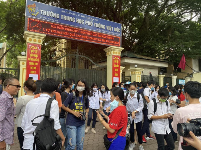 Những thí sinh đầu tiên bước ra khỏi điểm thi trường THPT Việt Đức.