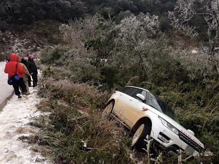 Tan nạn xảy ra do tuyết rơi quá giầy làm cho đường trơn trượt.