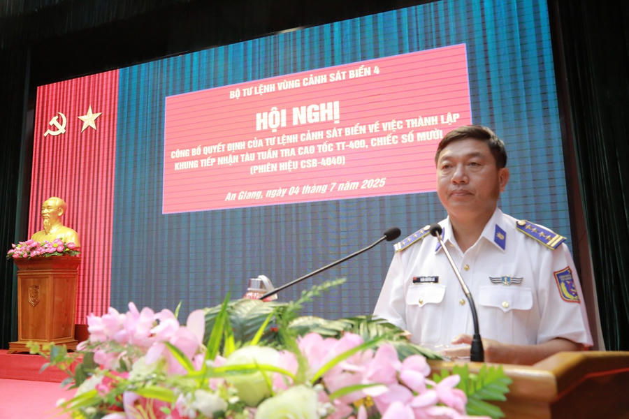 Đại tá Trần Nguyên Lai - Phó Tư lệnh, Tham mưu trưởng Bộ Tư lệnh Vùng Cảnh sát biển 4 phát biểu giao nhiệm vụ cho Khung tàu CSB-4040