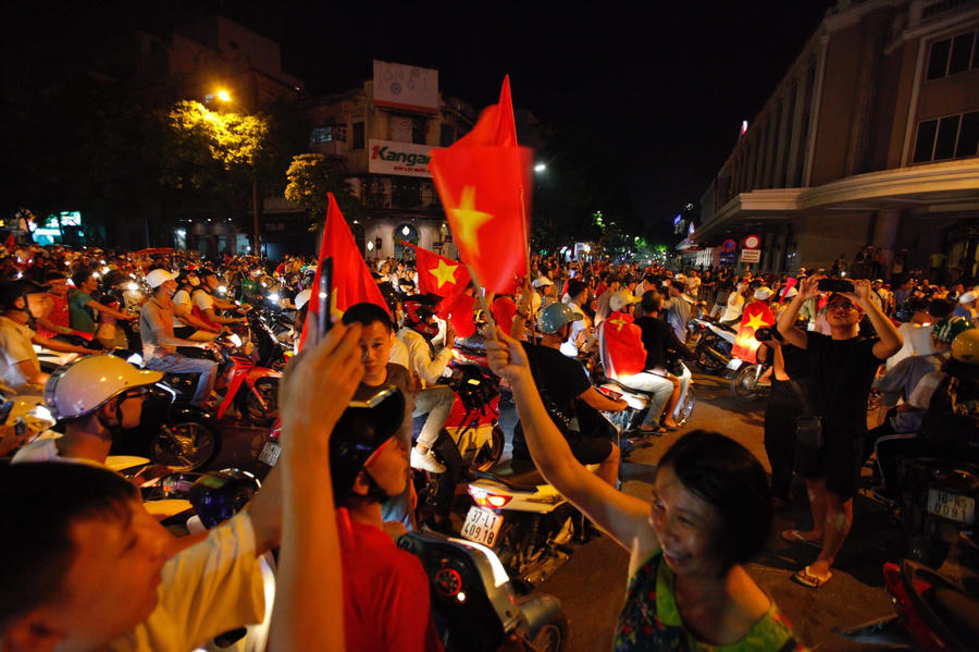 Hà Nội: Hàng ngàn cổ động viên xuống phố đi bão sau chiến thắng của đội tuyển Việt Nam - 1