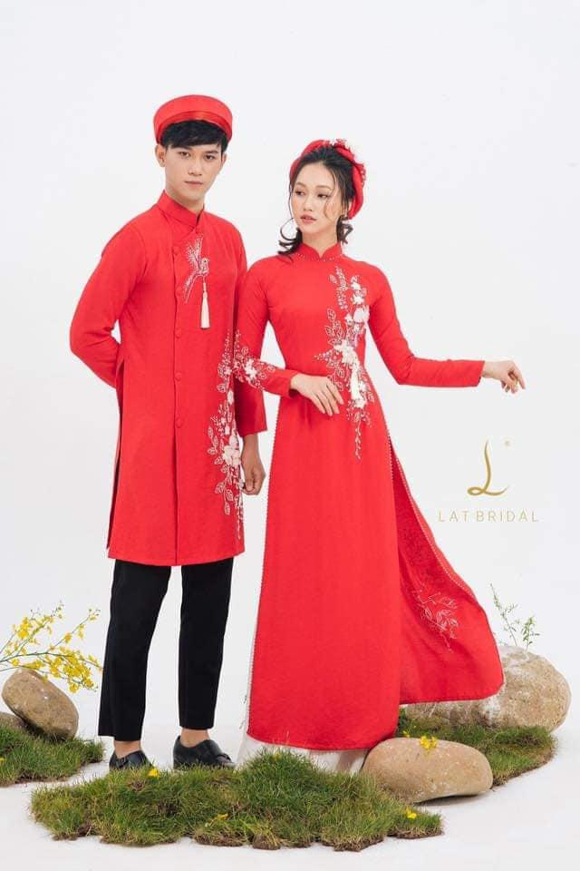 Bộ sưu tập lần này được nhà thiết kế (NTK) Lan Anh Lê sử dụng kỹ thuật đính kết thêu tay truyền thống bằng tình yêu vô tận với chiếc áo dài.