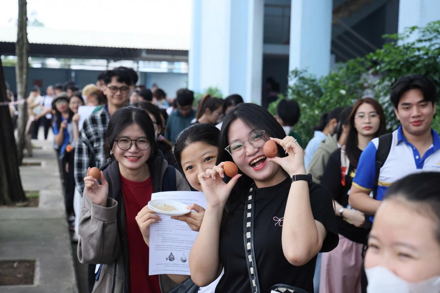 Các sinh viên tham gia các hoạt động