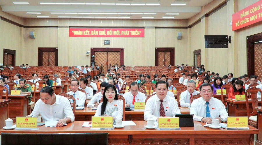 Đại biểu tham dự phiên họp HĐND tỉnh An Giang.
			
				
					
						
					
					
						Đại biểu tham dự phiên họp HĐND tỉnh An Giang.
					
				
			
			Đại biểu tham dự phiên họp HĐND tỉnh An Giang.