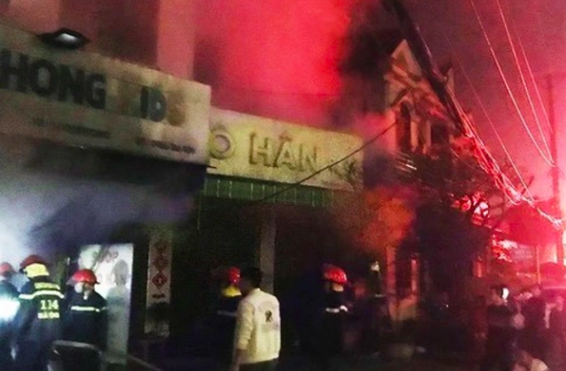 Cảnh sát cứu 4 người thoát khỏi đám cháy cửa hàng quần áo ở thị xã Kỳ Anh
