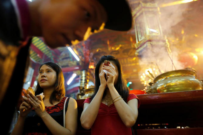 Một phụ nữ đang thành tâm cầu khấn trong một ngôi chùa ở Yangon, Myanmar.