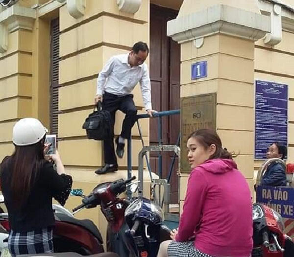 Người đến liên hệ công tác phải trèo qua cổng Sở.