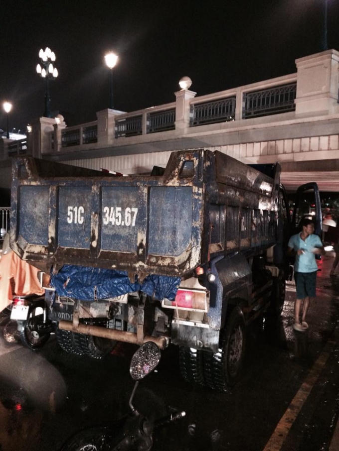Chiếc xe ben tông sập thanh giới hạn chiều cao của cầu Bông