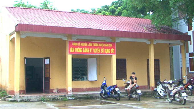 Một lần nữa, để tìm hiểu về thửa đất số 12 trong tờ tờ bản đồ số 35, phóng viên đã tới gặp Văn phòng Đăng ký Quyền sử dụng đất huyện Thanh Sơn.