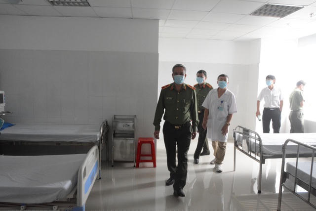 Thiếu tướng Nguyễn Khắc Thủy thăm khu điều trị cho các bệnh nhân