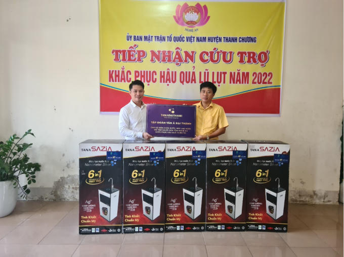 Những món quà thiết thực được trao tặng đến người dân thông qua Ủy ban Mặt trận Tổ quốc huyện Thanh Chương, Nghệ An (Ảnh: TAĐT).