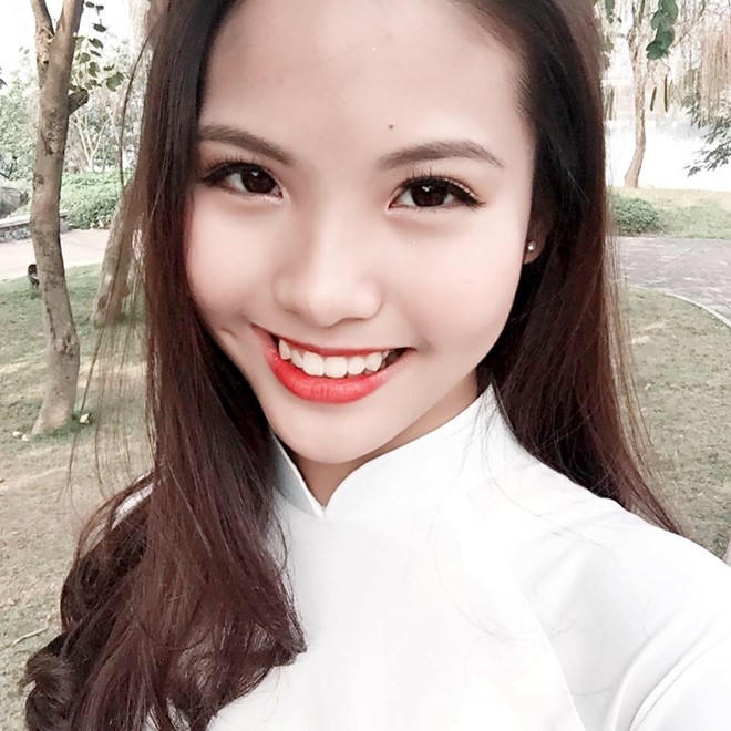 Theo đó, người sắp lên xe hoa cùng Chí Anh là Trần Vũ Khánh Linh, kém nam kiện tướng 20 tuổi. Cô vừa tốt nghiệp cấp 3 và sở hữu nhan sắc xinh đẹp chẳng thua kém các hot girl.