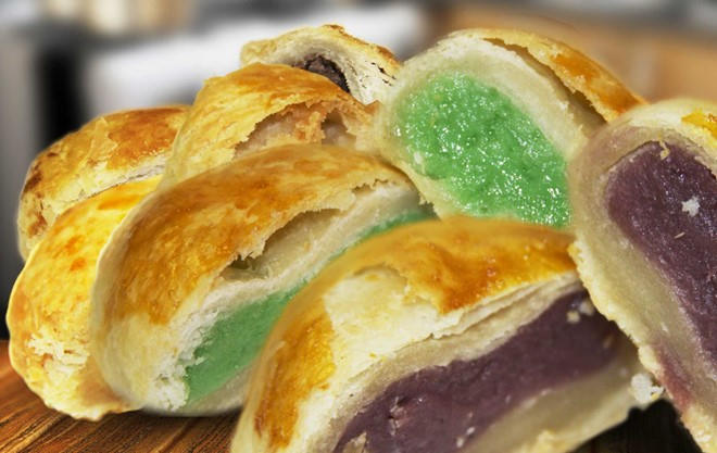 Azuki-bean hopia là một loại bánh trung thu của người Philippines. Những chiếc bánh nướng có vẻ ngoài đơn giản, không nhiều màu sắc hay hoa văn nhưng hấp dẫn bởi phần nhân cực phong phú: đậu xanh, khoai lang tím, đậu đỏ, thịt lợn … Bánh có lớp vỏ nhiều lớp giòn thơm, hình tròn như mặt trăng, cũng mang ý nghĩa của sự thịnh vượng, đầy đủ và may mắn.