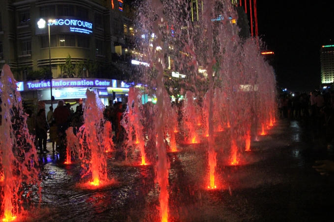 19h05 phút, công trình phun nước tại phố đi bộ Nguyễn Huệ bắt đầu hoạt động.