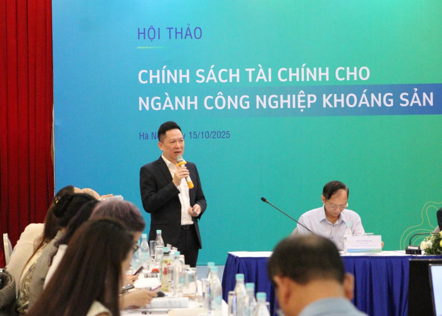 Ông Phan Chiến Thắng – Phó Tổng Giám đốc Công ty TNHH Khai thác Chế biến Khoáng sản Núi Pháo chia sẻ tại hội thảo.