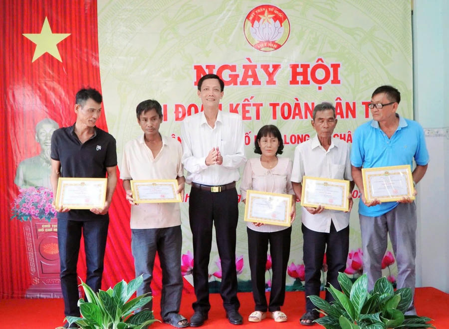 Ông Nguyễn Văn Hiền, Chủ tịch UBND xã Châu Thành tặng quà người dân khu phố Minh Long, xã Châu Thành, tỉnh An Giang