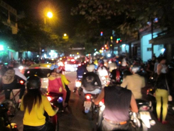 H&agrave;ng chục ngh&igrave;n người d&acirc;n xứ Thanh ra đường đ&oacute;n Gi&aacute;ng sinh khiến cho giao th&ocirc;ng bị tắc nghẽn