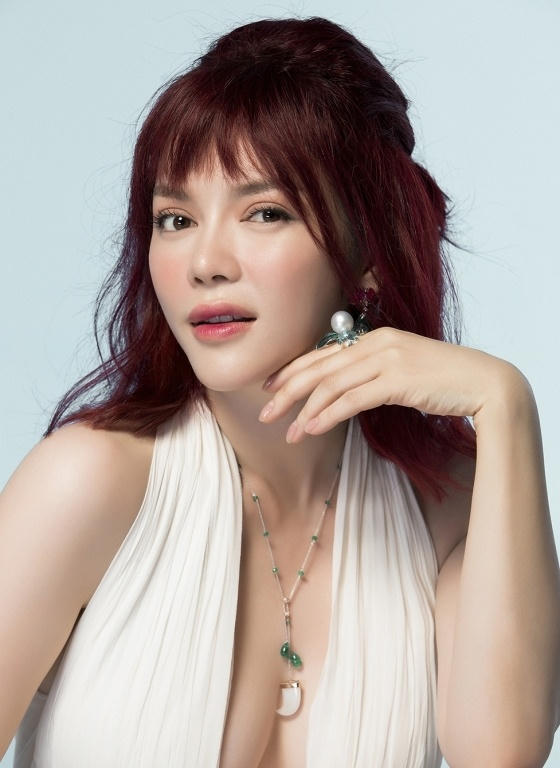Không riêng trang phục giúp tôn vóc dáng, trang sức phối cùng giúp Lý Nhã Kỳ biến hóa quyền uy, lúc như một nàng Công chúa kiêu kỳ, lúc lại như Nữ hoàng của trường phái cổ điển. Không thể phủ nhận rằng khi đó, tone trang điểm nâu hồng càng tạo nên sự tiệp màu đầy kích thích với mắt người xem.