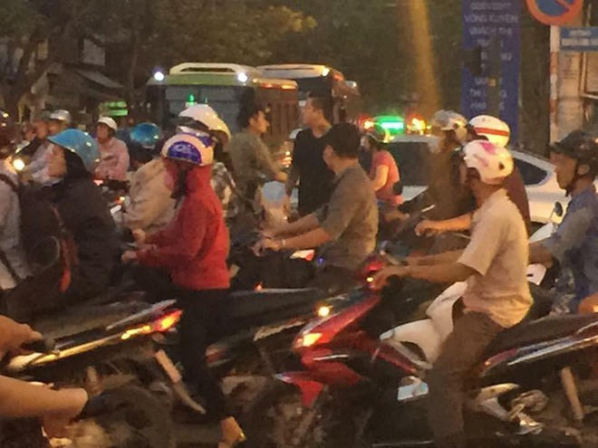 Tuấn Hưng sẵn sàng bước xuống xe điều phối giao thông.