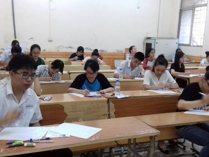 7h00 phút các thí sinh bắt đầu vào phòng thi.