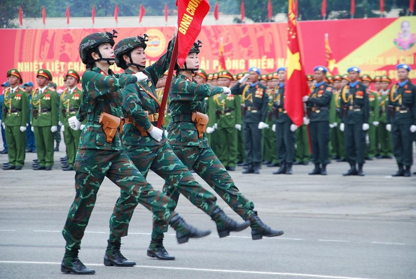 Các chiến sỹ cầm cờ của Khối sỹ quan Thông tin liên lạc.