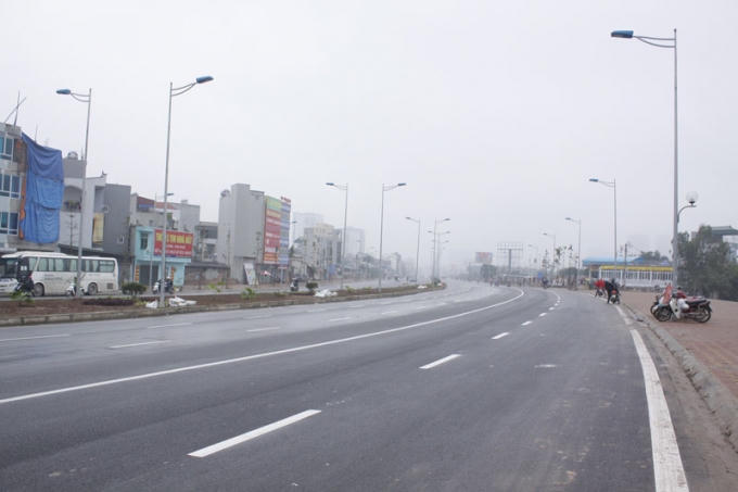 Điểm đầu nối với đường V&otilde; Ch&iacute; C&ocirc;ng (Xu&acirc;n La, T&acirc;y Hồ). Tại đ&acirc;y, mỗi chiều đường thiết kế 5 l&agrave;n xe chạy.