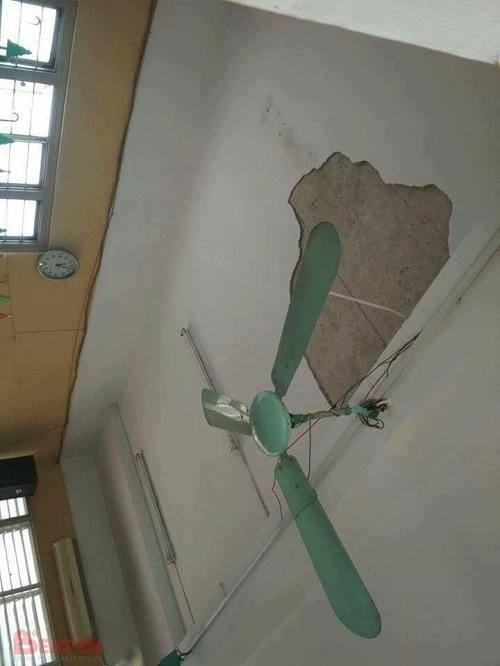 Trần tường đổ sập khi các học sinh đang học.