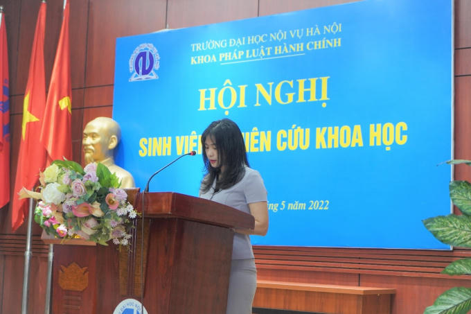 Nguyễn Thị Ngọc Linh, Phó Trưởng khoa Khoa Pháp luật hành chính báo cáo tại Hội nghị.