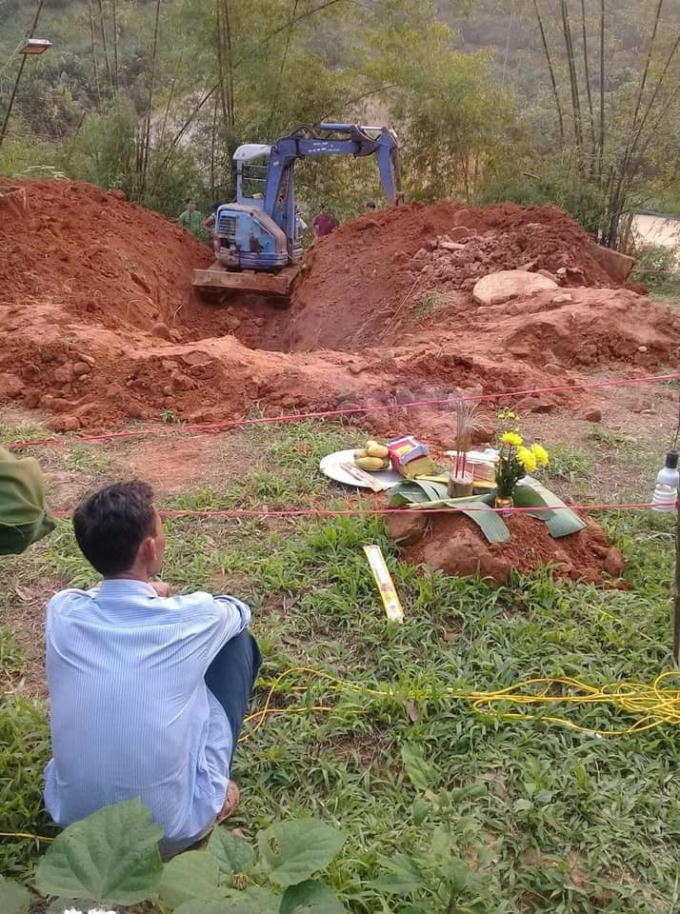 Máy xúc đào lên phát hiện thi thể một phụ nữ.