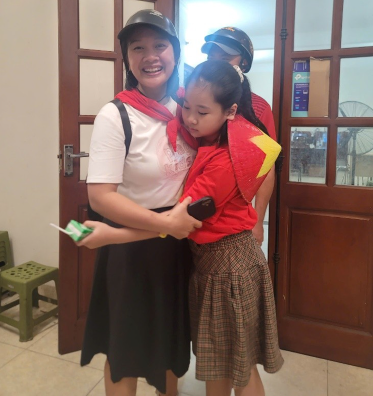 Công an phường Ba Đình hỗ trợ các gia đình tìm lại trẻ nhỏ đi lạc. (Ảnh: Công an TP Hà Nội)