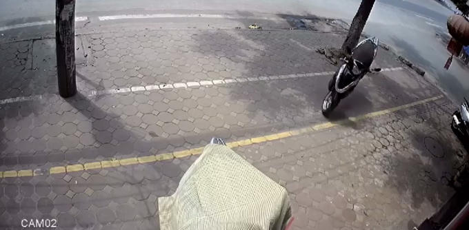 Chiếc xe Lead không người lái lao vun vút lên vỉa hè.