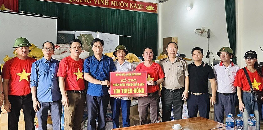 Tổng Biên tập Báo Pháp luật Việt Nam và đoàn công tác trao tiền ủng hộ nhân dân huyện Bảo Yên.