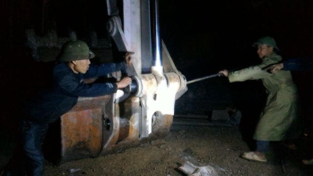 Một máy múc hoạt động quá công suất, bị gãy khớp điều khiển gàu. Lực lượng cứu hỗ đã nhanh chóng thay trục để 4 máy múc tiếp tục hoạt động hết công suất