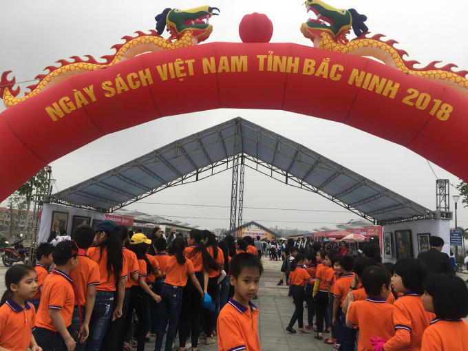 Ngày sách Việt Nam thu hút đông đảo học sinh các cấp tới tham gia tìm hiểu.